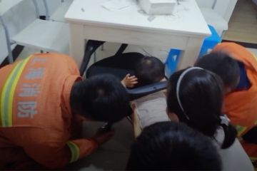 Petugas damkar di China bebaskan bocah terjepit kursi