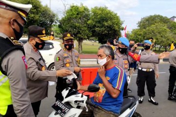 Polda Kalteng bagikan 1000 masker gratis