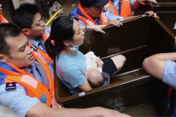 Berbekal ember plastik, polisi selamatkan lima bayi dari terjangan banjir