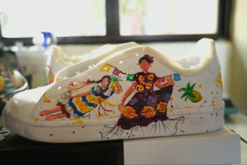 Budaya lokal ilhami seniman Meksiko melukis di sepatu kets