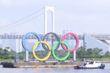 Cincin Olimpiade dilepas dari Teluk Tokyo