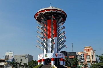 Kopassus bentangkan bendera raksasa & memerahputihkan Tugu Baja Cilegon