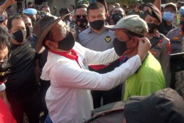 Menkopolhukam bagikan masker antibakteri di Malioboro