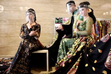 Cantik mempesona motif batik dalam seredan gaun pengantin  