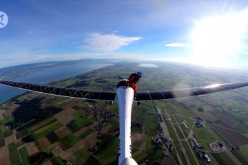 Penerjun lompat dari pesawat tenaga surya di ketinggian 1.520M