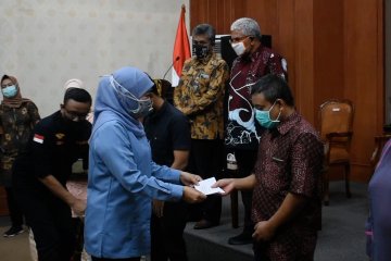 Khofifah bantu warga Jatim terdampak COVID-19 di Jabodetabek