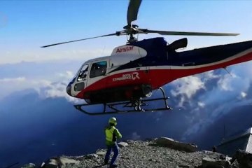 Helikopter menyelamatkan pendaki setelah longsor Alpen