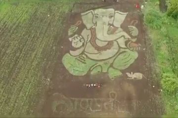 Anak muda India buat gambar Dewa Ganesha di lahan pertanian
