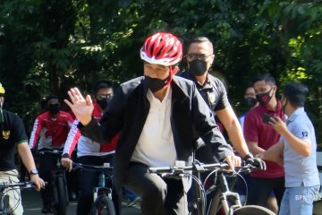 Jokowi gowes sepeda dan bagikan masker di Kebun Raya Bogor