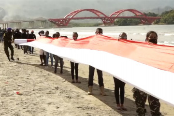 Merah Putih terbentang sepanjang satu kilometer di Pantai Holtekam Papua