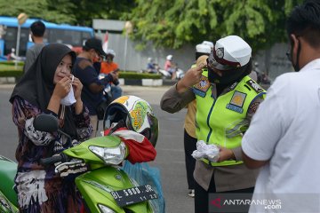 HUT Polwan Aceh bagikan masker gratis
