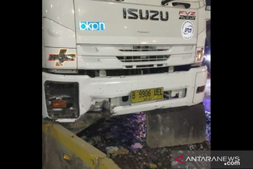 Sopir truk jungkit tabrak pembatas jalur TransJakarta di Palmerah