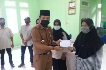 Semen Padang salurkan beasiswa bagi 50 pelajar di Dumai