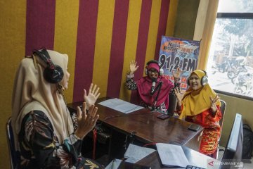 Guru mengajar melalui radio