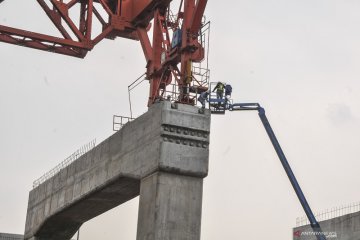 Pemasangan girder kereta cepat Jakarta - Bandung