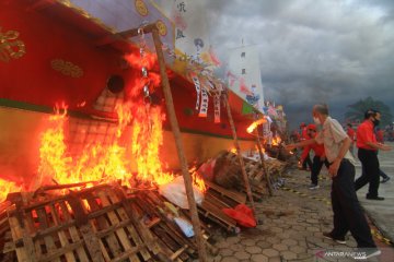 Tradisi bakar Wangkang di Kabupaten Kubu Raya