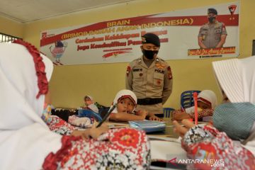 Brimob Sumsel bantu anak sekolah daring