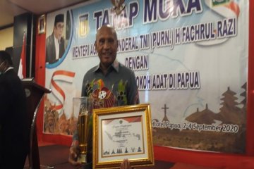 Menag serahkan Penghargaan Harmoni untuk Wali Kota Jayapura