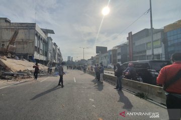 Ruko ambruk, arus lalu lintas dialihkan ke jalur TransJakarta