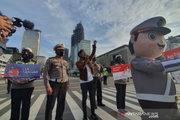 Diiringi Rian D'masiv, Dirlantas Polda Metro Jaya bagikan masker