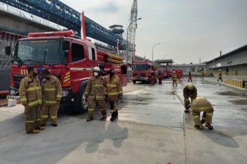 Pabrik botol di Cakung terbakar karena tungku terlalu panas