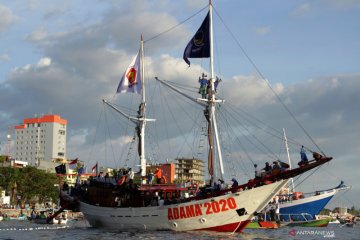 Deklarasi bakal calon untuk pilkada di perahu Phinisi