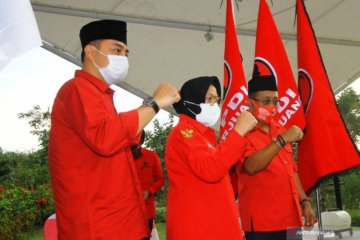 Risma-Wisnu antarkan Eri-Armuji daftar Pilkada ke KPU Surabaya