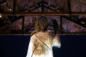 Patung Melania Trump yang hangus dipamerkan di Slovenia