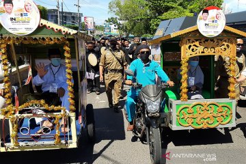 Isdianto-Suryani naik becak motor daftar Pilgub Kepri ke KPU