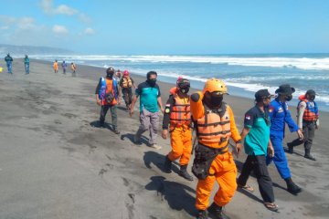 Satu wisatawan tenggelam di Pantai Parangtritis belum ditemukan