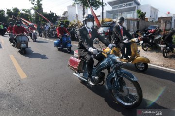 Konvoi motor antik saat mendaftar pilkada