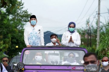 Foto - Pasangan "Hamer" menyapa pendukung saat ke KPU