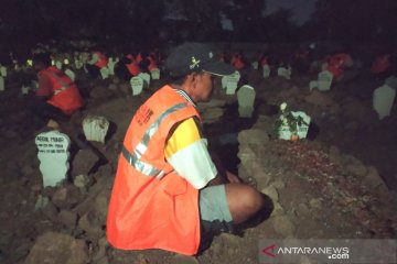 Pelanggar protokol kesehatan dihukum berdoa di makam korban COVID-19