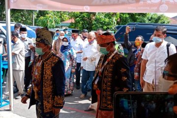 Mantan hakim dan jenderal bintang dua pakai keris datangi KPU