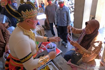 Sosialisasi protokol kesehatan dengan kostum wayang