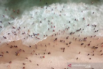 Warga Brasil nikmati suasana pantai Ipanema