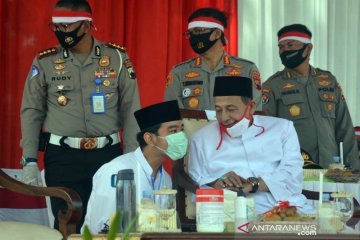 Gibran sungkem Habib Luthfi saat hadiri acara Silaturahmi Kebhinekaan