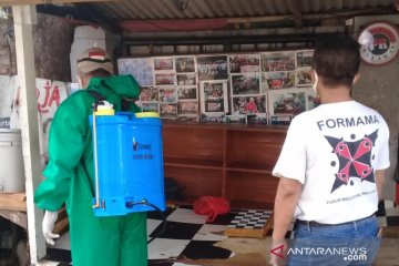 Warga Ambon semprot disinfektan di Jaktim dalam rangka HUT daerah