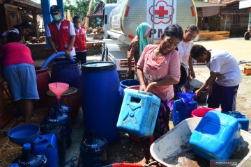 Penyaluran bantuan air bersih