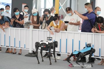 Robot layanan meriahkan Pameran Perdagangan Jasa Internasional di Beijing