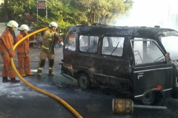 Angkutan Kota terbakar di depan SPBU Cengkareng Timur