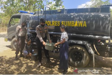 Polisi salurkan kebutuhan air bersih ke daerah terdampak kekeringan