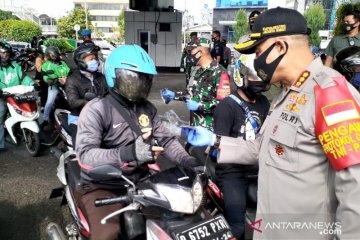 Jelang PSBB total, TNI-Polri di Jakarta Barat bagikan masker gratis