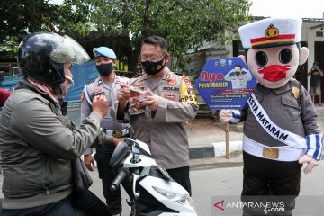 Maskot Polantas bagikan masker gratis kepada pengendara di Mataram