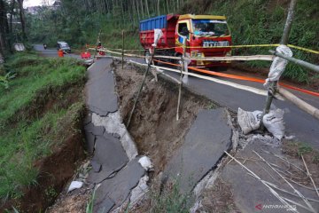 Jalan lingkar Gunung Wilis runtuh terseret longsor