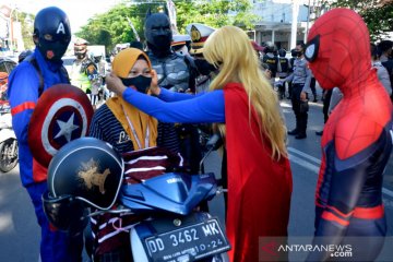 Superhero bagikan masker