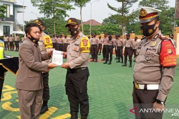 Lemkapi sumbang buku "Viral Polisi" ke Polres Tangsel