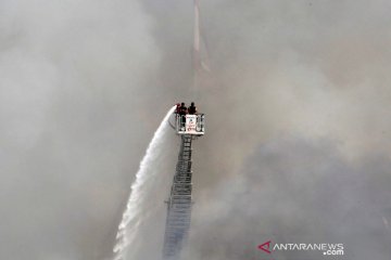 Pemadaman kebakaran di pelabuhan Beirut Lebanon