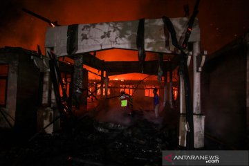 Kebakaran gedung perkantoran tak terpakai di Palangkaraya