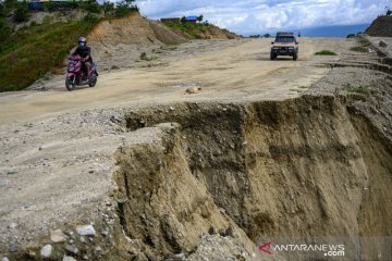 Jalan lingkar Palu-Tondo amblas akibat tergerus air hujan